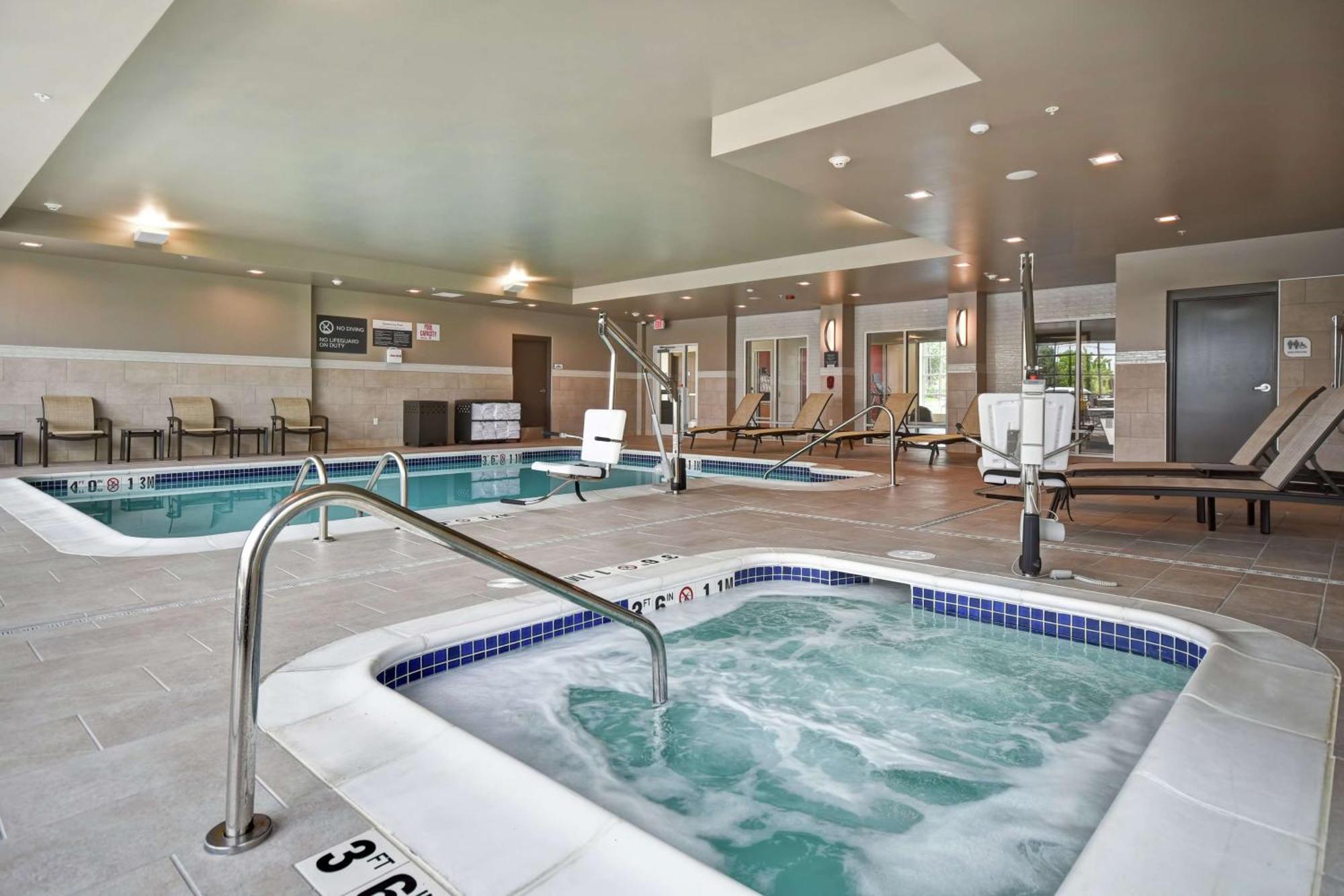 Hilton Garden Inn Lansing West Exterior photo
